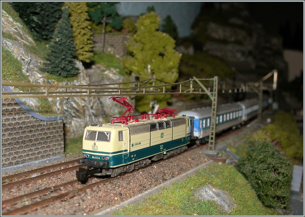 Ob ich beim Anblick dieser Z Spur E 181 211-4  Lorraine  mit ihrem IR von Nordeich Mole nach Luxembourg meine  Musel  nicht doch mit einem  o  schreiben sollte...
31. Dez. 2015 