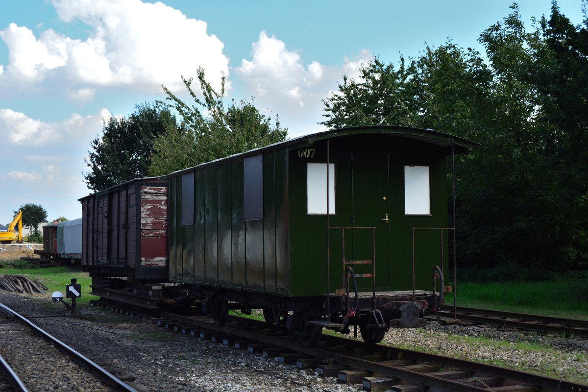 Ob James Bond auch mal bei der Selfkantbahn war? Zumindest steht sein Agentenname 007 auf einem Wagen.

Schierwaldenrath 25.09.2016