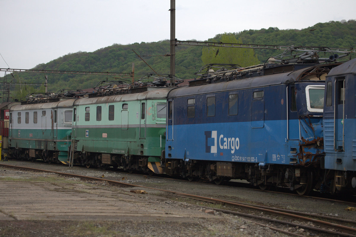Ob die Lok der Baureihe 122 aufgearbeitet oder verschrottet wird , entzieht sich der Kenntniss des Fotografen. Sie ist in eine Schadlokzug eingereiht. Usti nad Labem, 24.04.2018 16:50 Uhr.