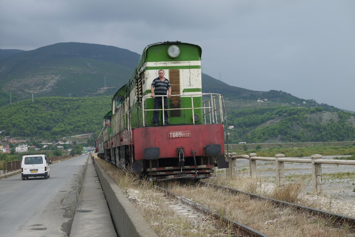 Ob der Lokführer der 1032 wegen des Fotografen den Führerstand verlassen hat? Aufnahme: Schienen-Straßen-Brücke über den Mate bei Milot, 5.9.14.