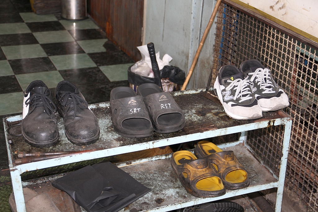 Ob privat oder zur Arbeit verwendet, es sind mit  Sicherheit Schuhe . - Detail im Depot Thon Buri am 10.Dezember 2023.