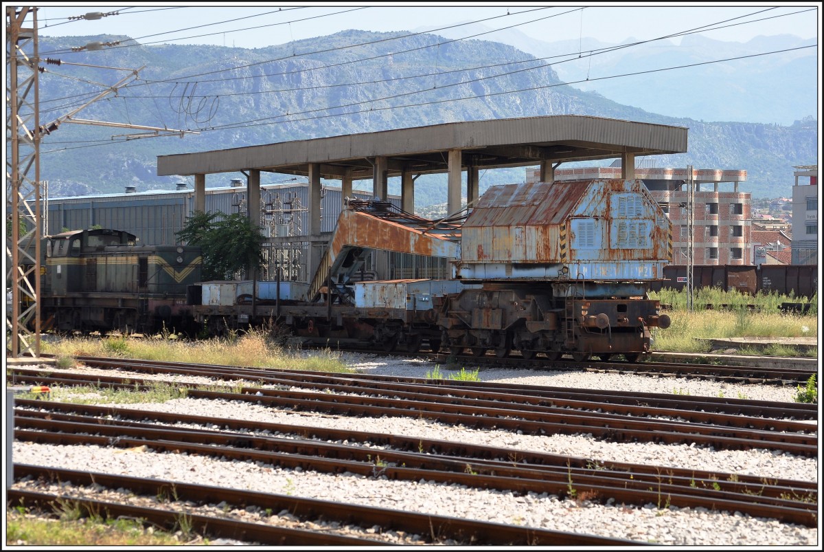 Ob der rostige Kranwagen noch Lasten zu heben vermag, entzieht sich meiner Kenntniss. Podgorica (14.08.2014)