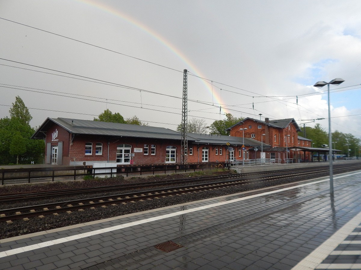 Ob sich im Bahnhof von Syke ein Pott voll Gold versteckt? Während eines Regenschauers zeigte ein Regenbogen genau auf den Bahnhof von Syke.

Syke 09.05.2015