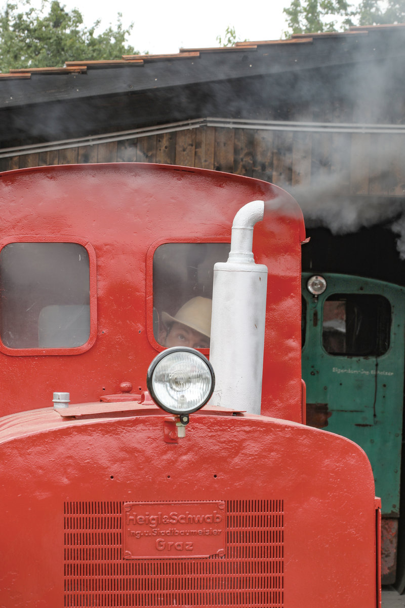 Ob Sie anspringt oder nicht sagt uns gleich ein kleines Licht ,.....

Könnte man meinen , aber Kontrol-leuchten findet man auf der Feldbahnlokomotive des Ziegelwerkes Gleinstätten vergeblich. 
Einzig das Strahlen von Karl Heiz und Max verrät den Erfolg des Start Versuches. 

23.Juni 2018  am Gelände der Feldbahn Stainz  