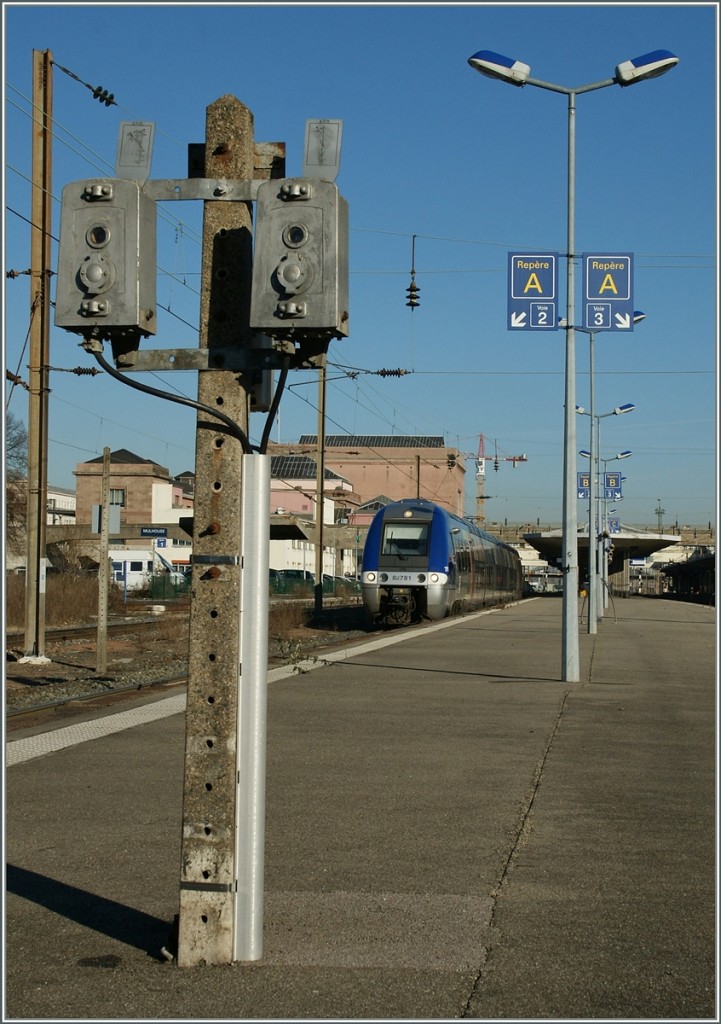 Ob die Telefone wohl noch funktionieren? Gut funktioniert hingegen, der TER Sundentakt Mulhouse - Belfort; der Triebzug 82781 verlässt als TER 30416 gerade Mulhouse Richtung Belfort. 
10. Dez. 2013