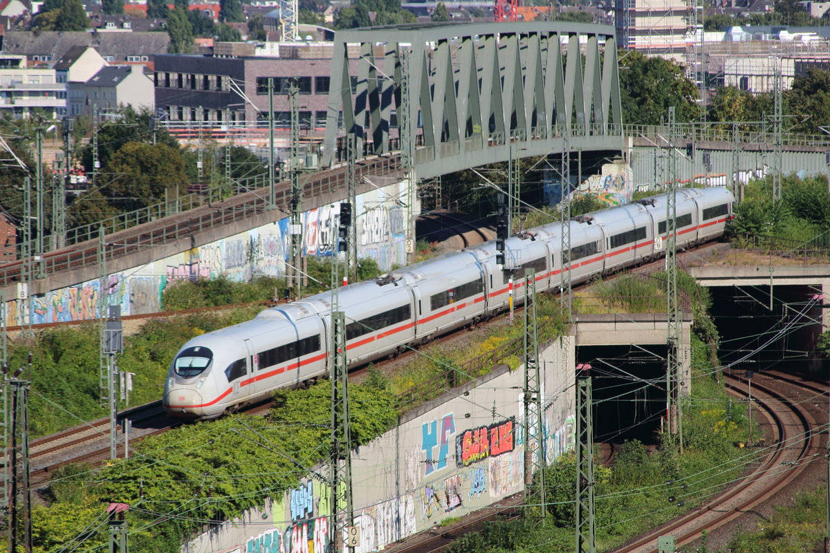 Ob der Triebfahrzeugführer weiß wo er lang muss? 
407 003  bahnt  sich hier als ICE 913 (Köln Hbf - Frankfurt(Main)Hbf) durch das Brücken und Tunnelgewirr hinter dem Bahnhof Köln Messe/Deutz.
Köln Messe/Deutz, 07. September 2016