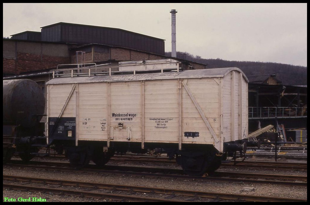 Ob dieser Wagen ein Einzelstück war, kann ich nicht sagen. Ich habe diesen Weinkesselwagen der DR nur ein mal gesehen und zwar hier am 21.3.1992 im Bahnhof Thale.