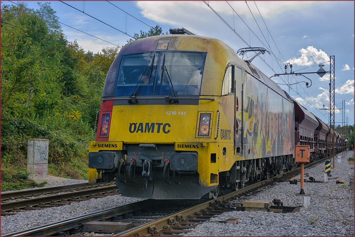 OBB 1216 141 zieht Güterzug durch Maribor-Tabor Richtung Norden. /23.9.2020