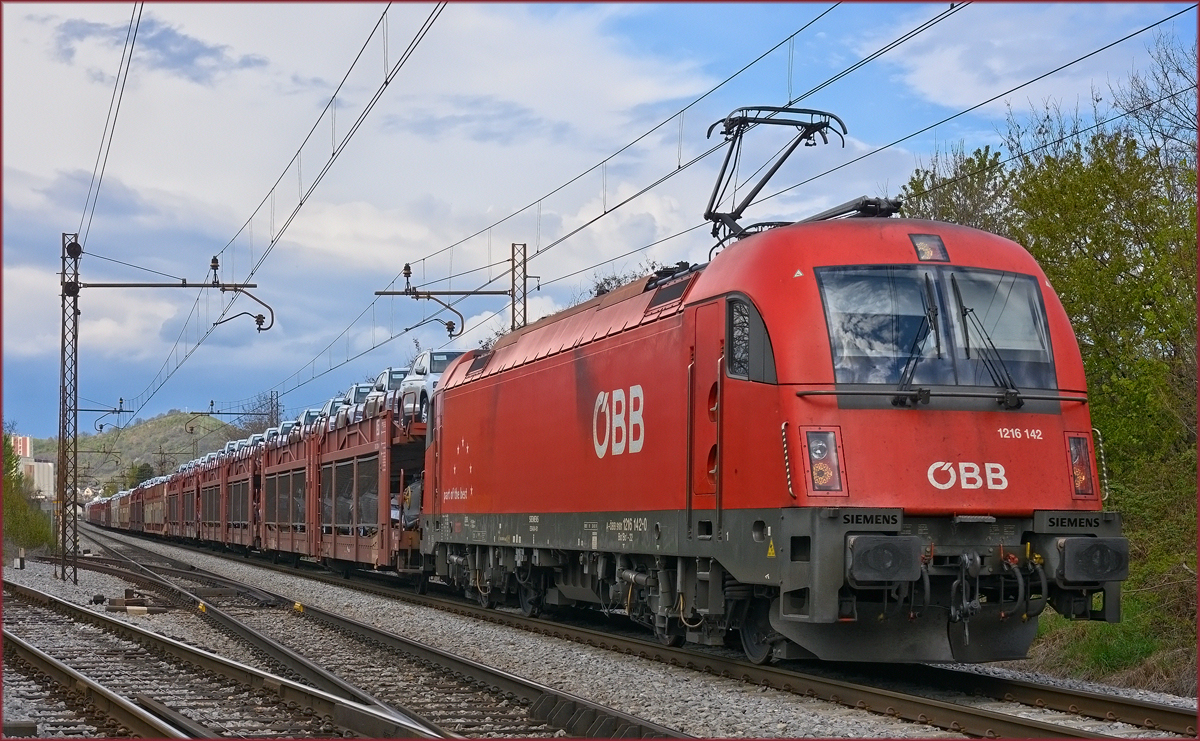 OBB 1216 142 zieht Autozug durch Maribor-Tabor Richtung Koper Hafen. /20.4.2021