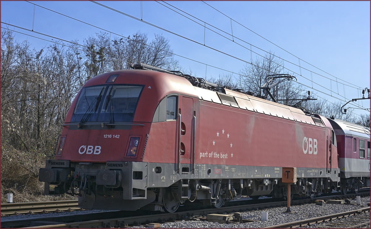 OBB 1216 142 zieht Rola Zug durch Maribor-Tabor Richtung Wels. /1.3.2021