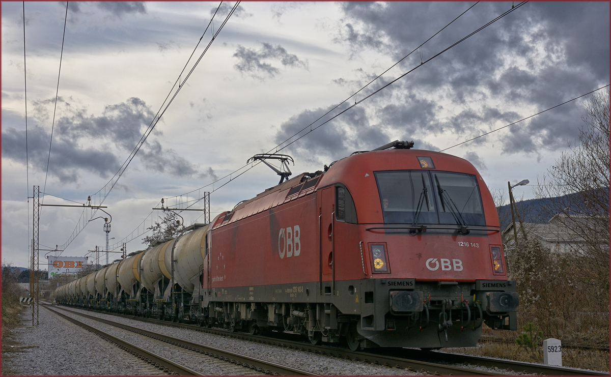OBB 1216 143 zieht Kesselzug durch Maribor-Tabor Richtung Norden. /21.1.2021