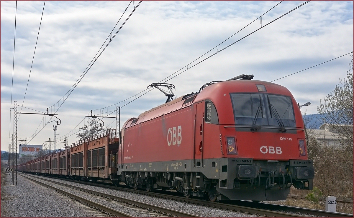 OBB 1216 143 zieht lerren Autozug durch Maribor-Tabor Richtung Norden. /9.3.2021