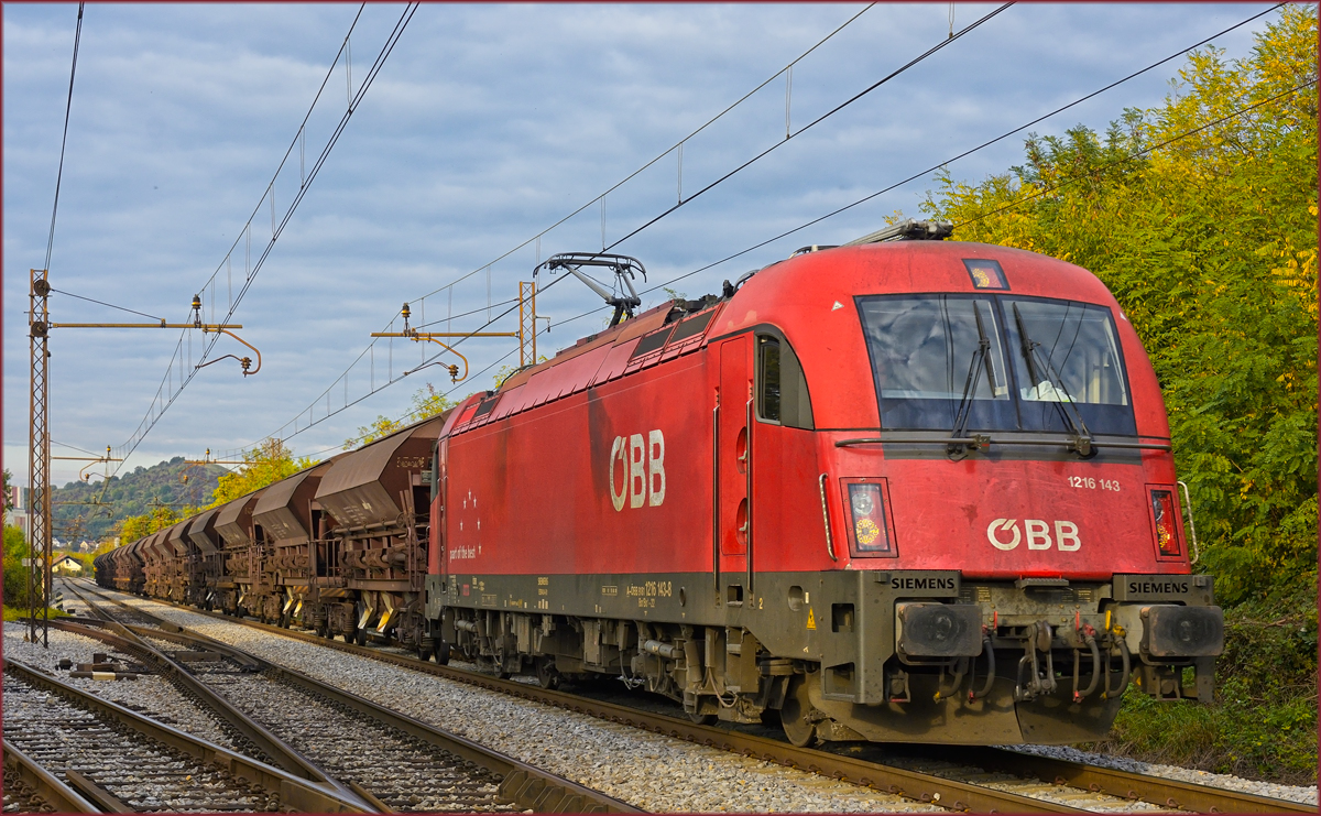 OBB 1216 143 zieht Schotterzug durch Maribor-Tabor Richtung Süden. /10.10.2020