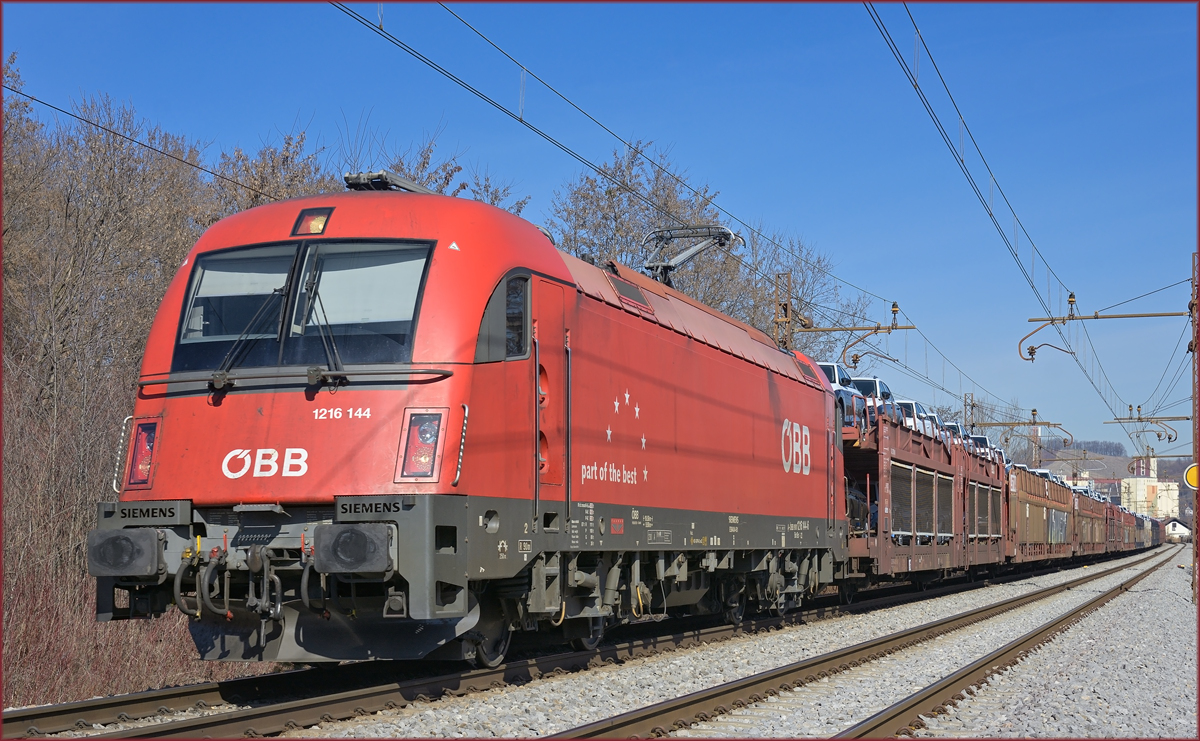 OBB 1216 144 zieht Autozug durch Maribor-Tabor Richtung Koper Hafen. /18.2.2021