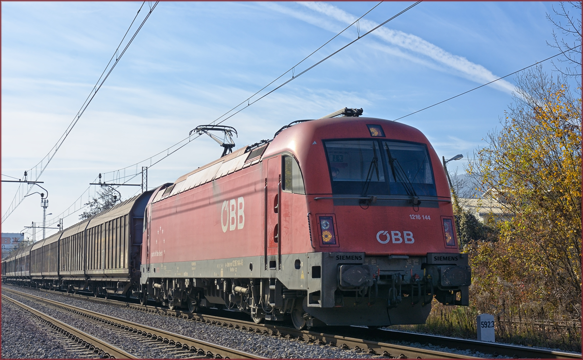 OBB 1216 144 zieht Güterzug durch Maribor-Tabor Richtung Norden. /14.11.2020
