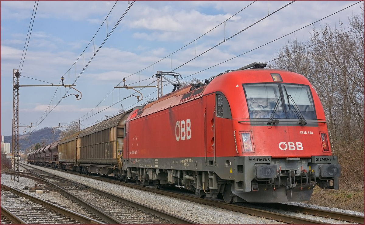 OBB 1216 144 zieht Güterzug durch Maribor-Tabor Richtung Tezno VBF. /8.3.2021