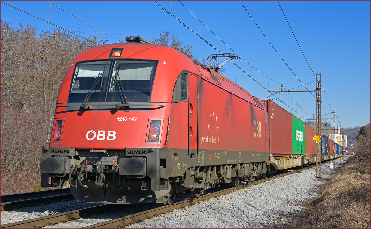 OBB 1216 147 zieht Containerzug durch Maribor-Tabor Richtung Koper Hafen. /18.2.2021