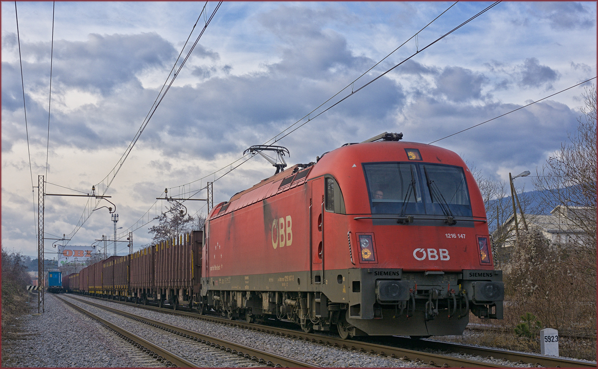 OBB 1216 147 zieht Güterzug durch Maribor-Tabor Richtung Norden. /6.2.2021