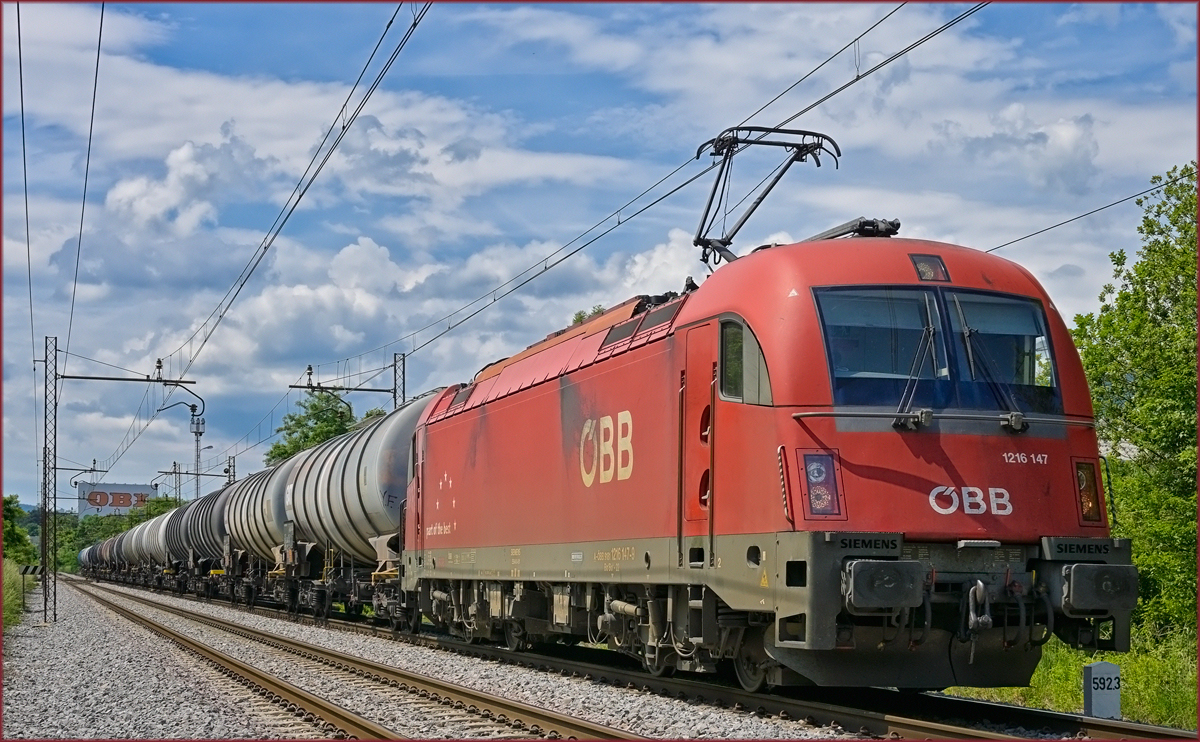 OBB 1216 147 zieht Kesselzug durch Maribor-Tabor Richtung Norden. /10.6.2021