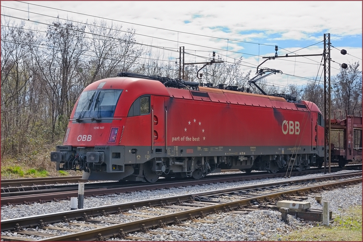 OBB 1216 147 zieht leeren Autozug durch Maribor-Tabor Richtung Norden. /29.3.2021