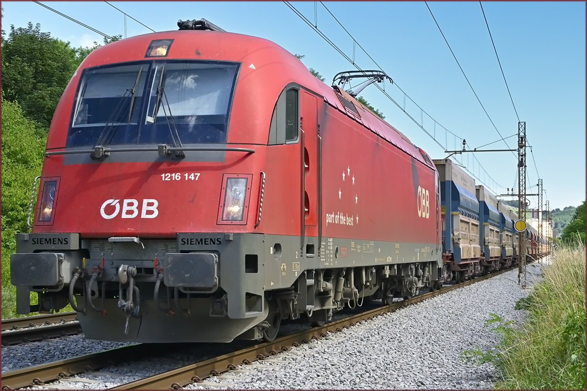 OBB 1216 147 zieht leeren Erzzug durch Maribor-Tabor Richtung Koper Hafen. /15.7.2021