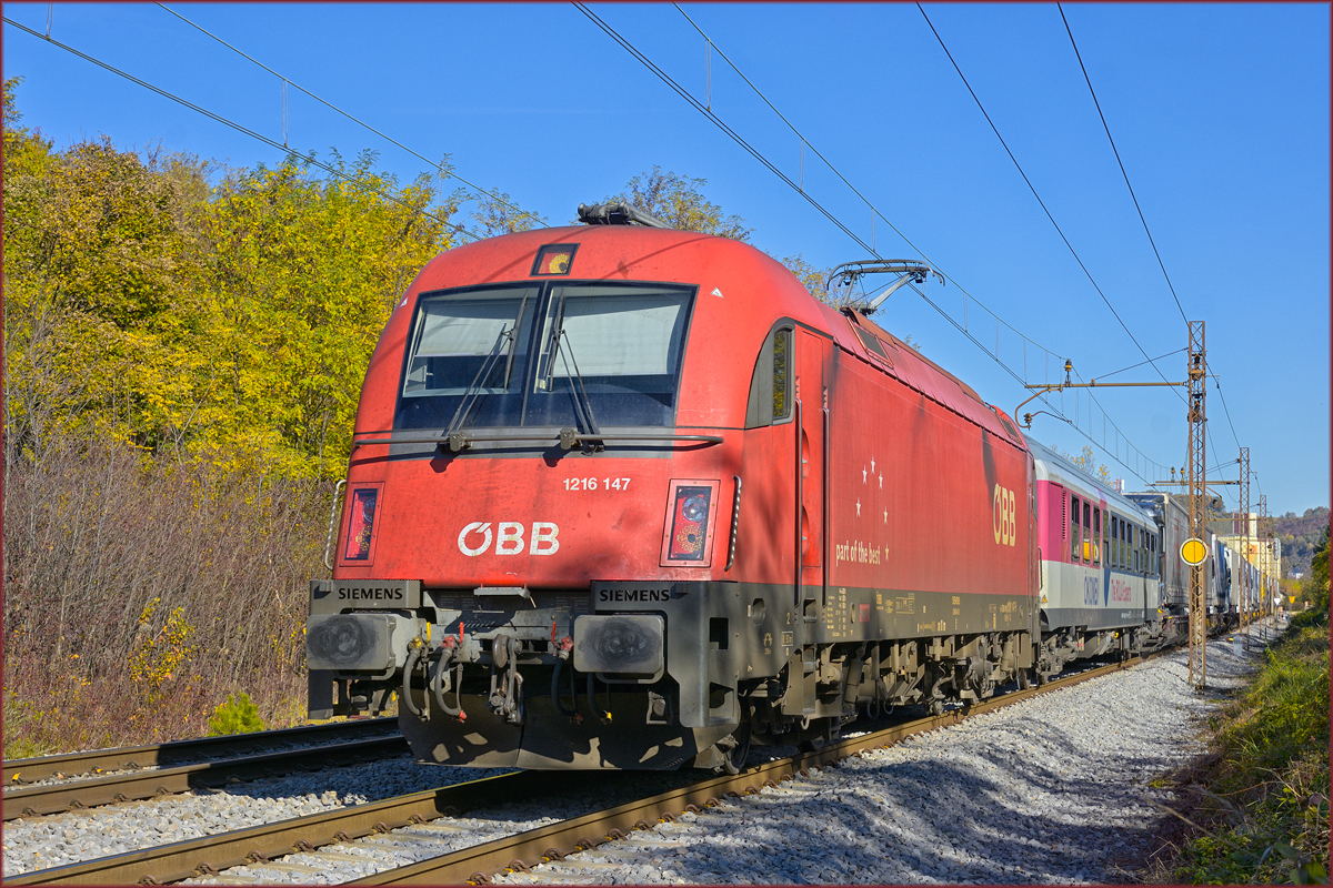 OBB 1216 147 zieht LkW-Zug durch Maribor-Tabor Richtung Tezno FBH. /31.10.2020