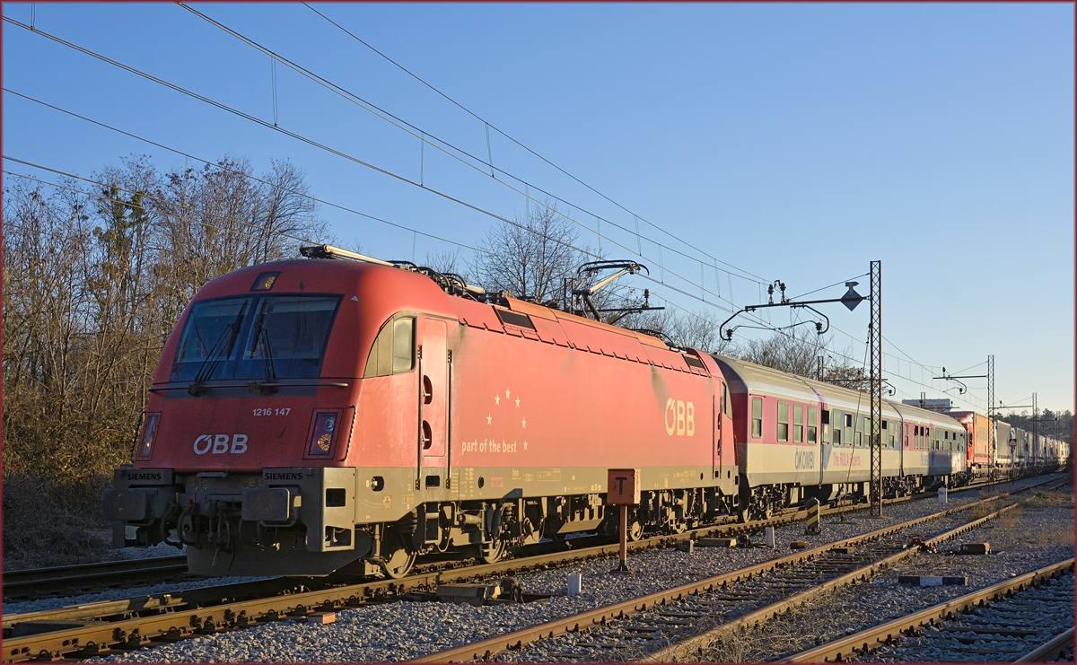 OBB 1216 147 zieht ROLA-Zug durch Maribor-Tabor Richtung Wels. /22.2.2021