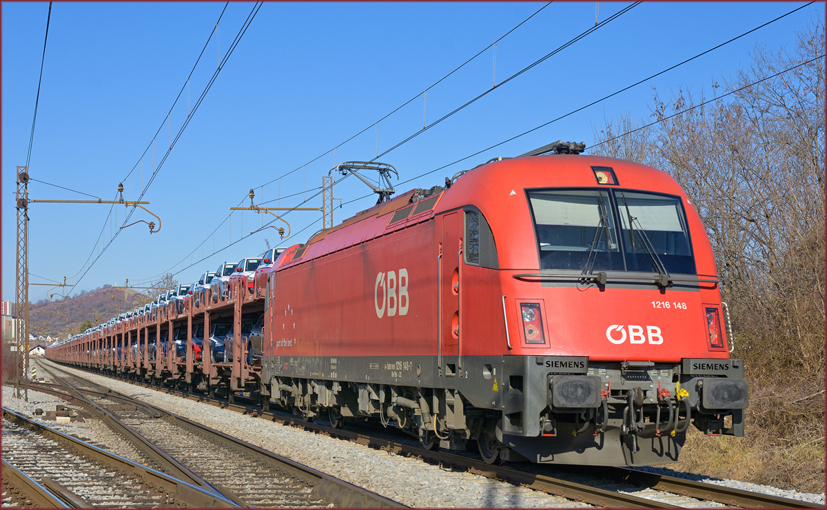 OBB 1216 148 zieht Autozug durch Maribor-Tabor Richtung Koper Hafen. /22.2.2021