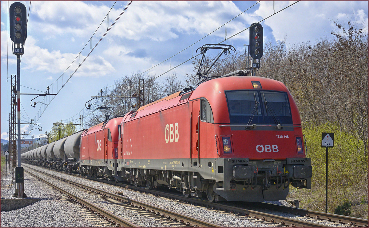 OBB 1216 148 zieht Kesselzug durch Maribor-Tabor Richtung Norden. /21.4.2021