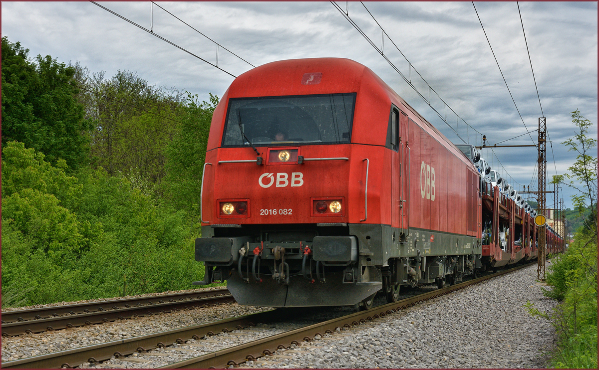 OBB 2016 082 zieht Autozug durch Maribor-Tabor Richtung Koper Hafen. /24.4.2018