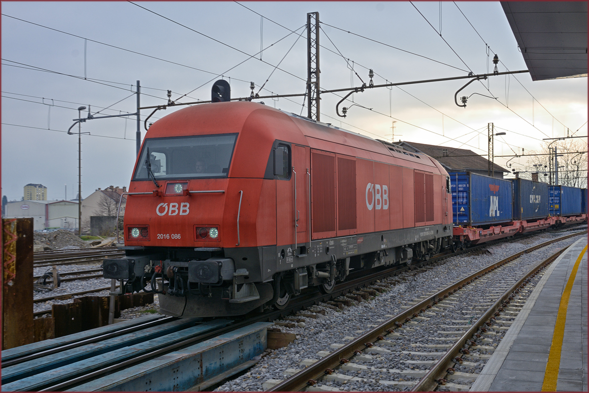 OBB 2016 086 zieht Containerzug durch Maribor HBF Richtung Norden. /5.12.2019