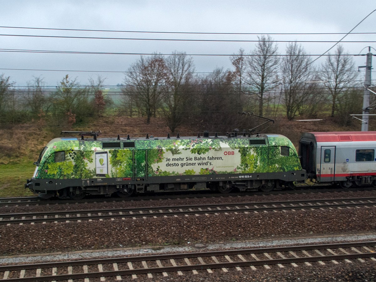 OBB Designer Lokomotive aufgenommen nach der Abfahrt aus dem Bahnhof St. Pölten Richtung Salzburg