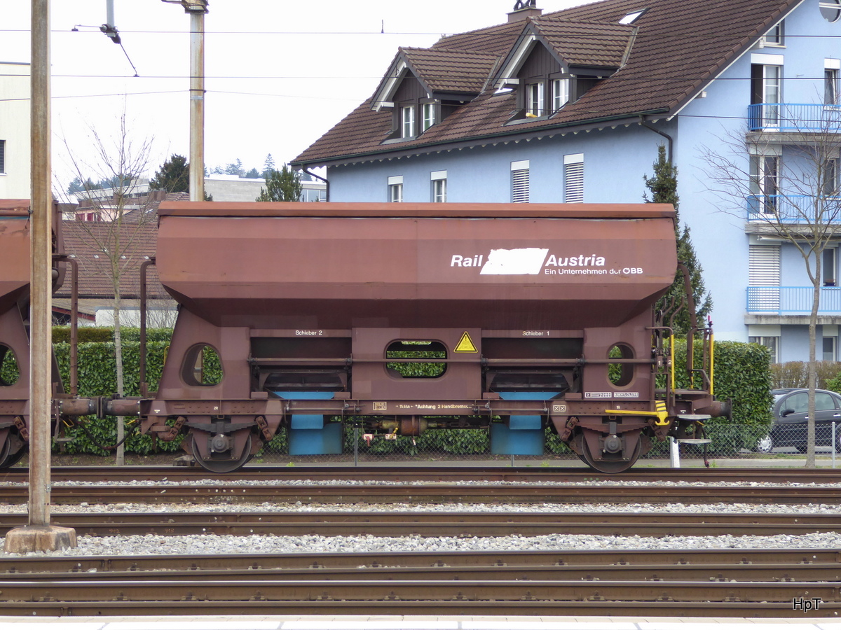OBB - Güterwagen Typ Tdrrs 21 81 08 85 512-2 abgestellt im SBB Bahnhof von Lyss am 12.02.2016