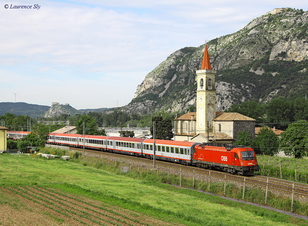 OBB1216 019(E190 019)passes Dolce whilst working EC88, 0904 Verona P.N-Munich, 20 May 2013.