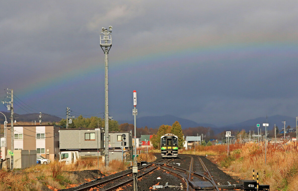 Oben auf dem Hochplateau von Kutchan rangiert im gerade vorbeigezogenen Regensturm der Triebwagen H100-6. 29.Oktober 2022 