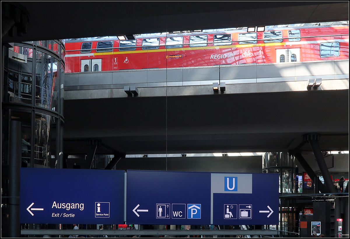 Oben die Bahn, unten das Schild -

Ein kleine Impression vom Berliner Hauptbahnhof.

22.08.2019 (M)