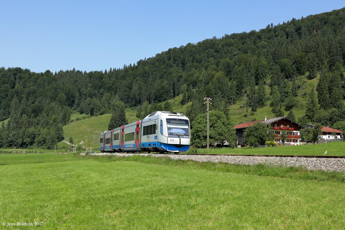 Oberbayerische Landidylle: ein Zug der BOB auf dem Weg von Bayrischzell in die Landeshauptstadt