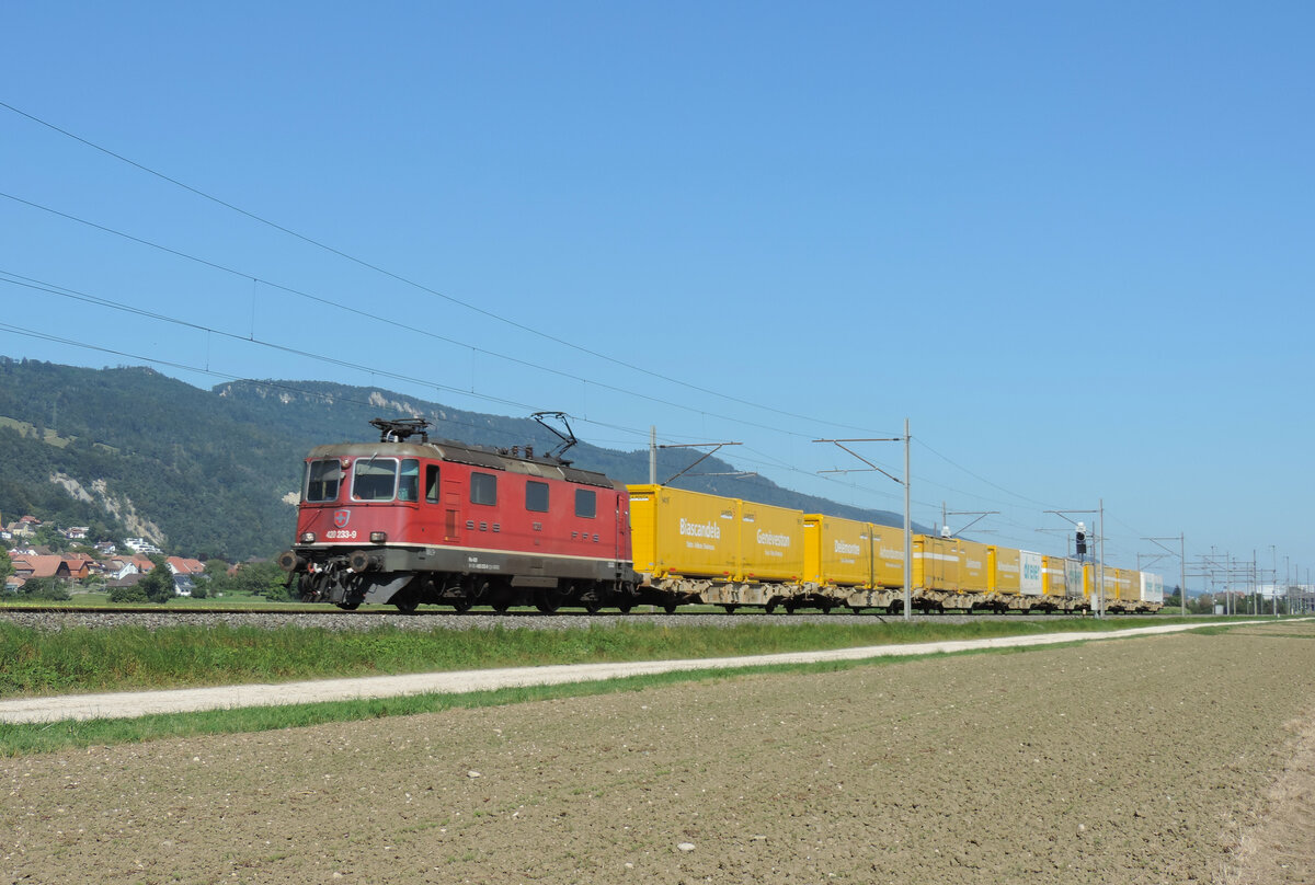 Oberbuchsiten - 2. September 2021 : Re 420 233 mit einem Postzug unterwegs nach Oensigen/Solothurn.
