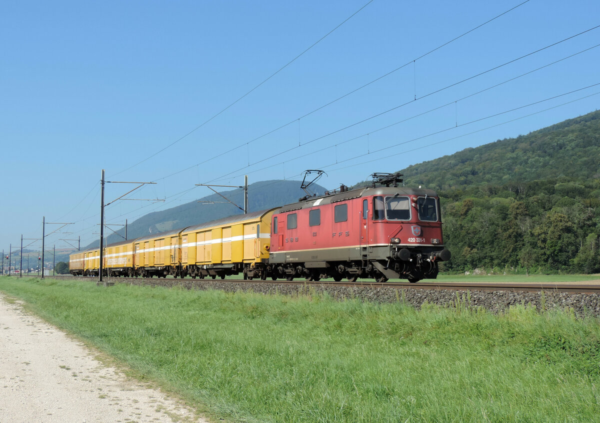 Oberbuchsiten - 2. September 2021 : 420331 mit einem Postzug nach Olten unterwegs.