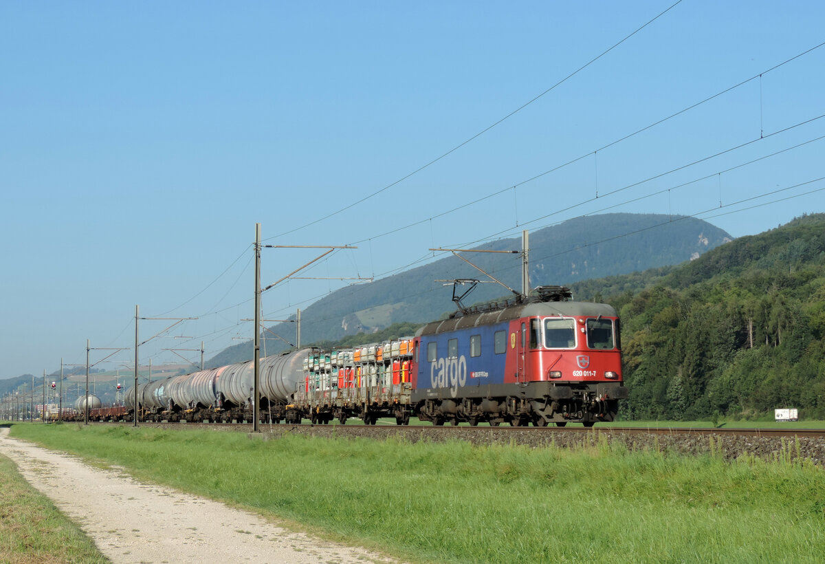 Oberbuchsiten - 2. September 2021 : Re 620 011 mit einem Mischer fährt in Richtung Olten.