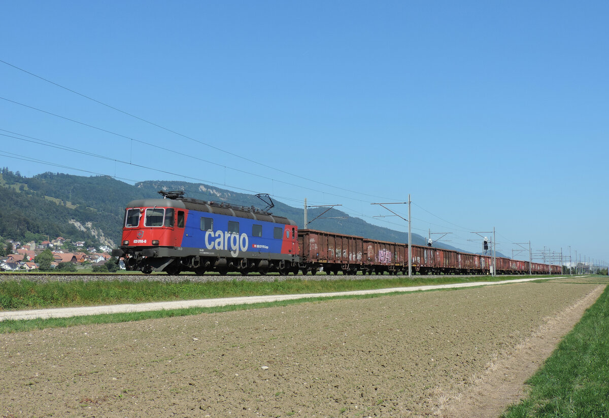 Oberbuchsiten - 2. September 2021 : Re 620 016 mit Hochbordwagen fährt in Richtung Oensigen.