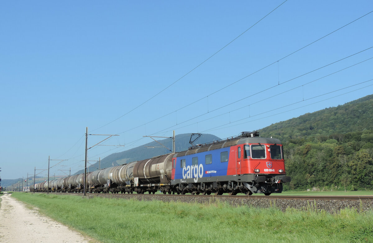 Oberbuchsiten - 2. September 2021 : Re 620 024 mit einem Kesselzug fährt in Richtung Olten.