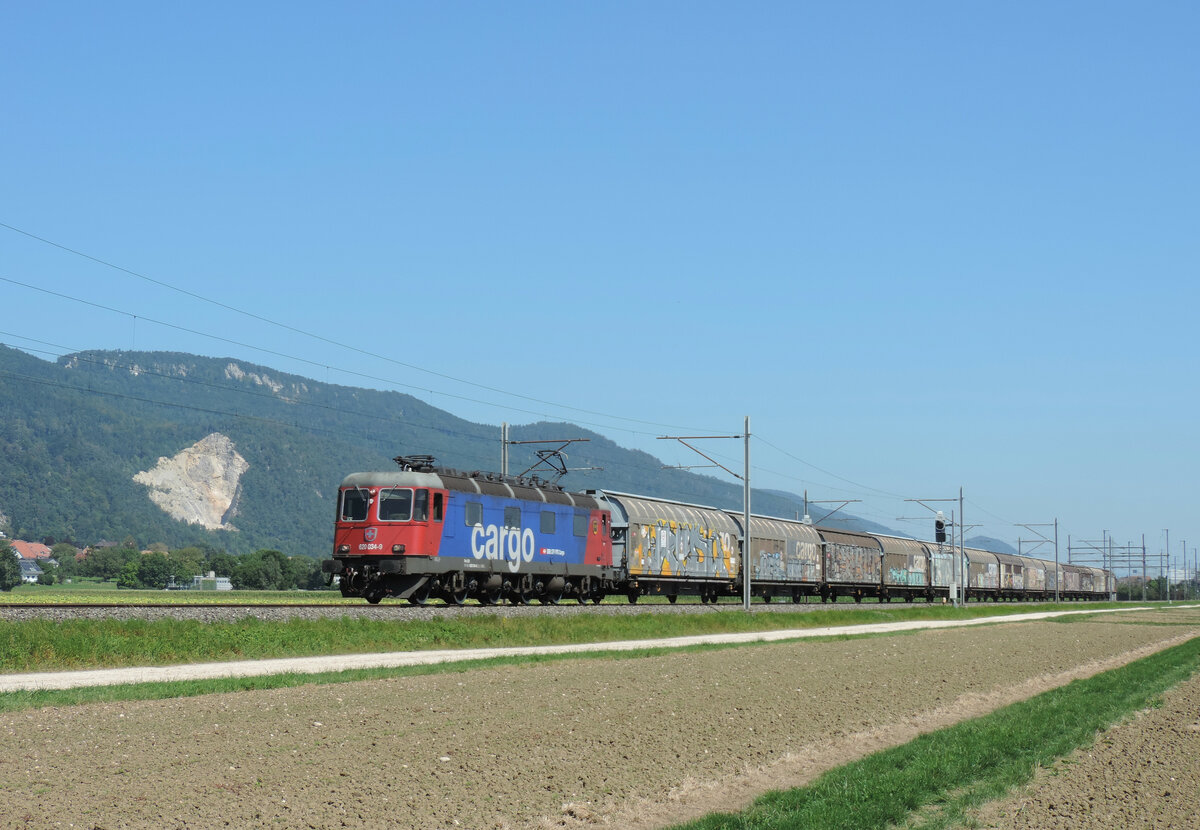Oberbuchsiten - 2. September 2021 : Re 620 034 mit Schiebewandwagen fährt in Richtung Oensingen.