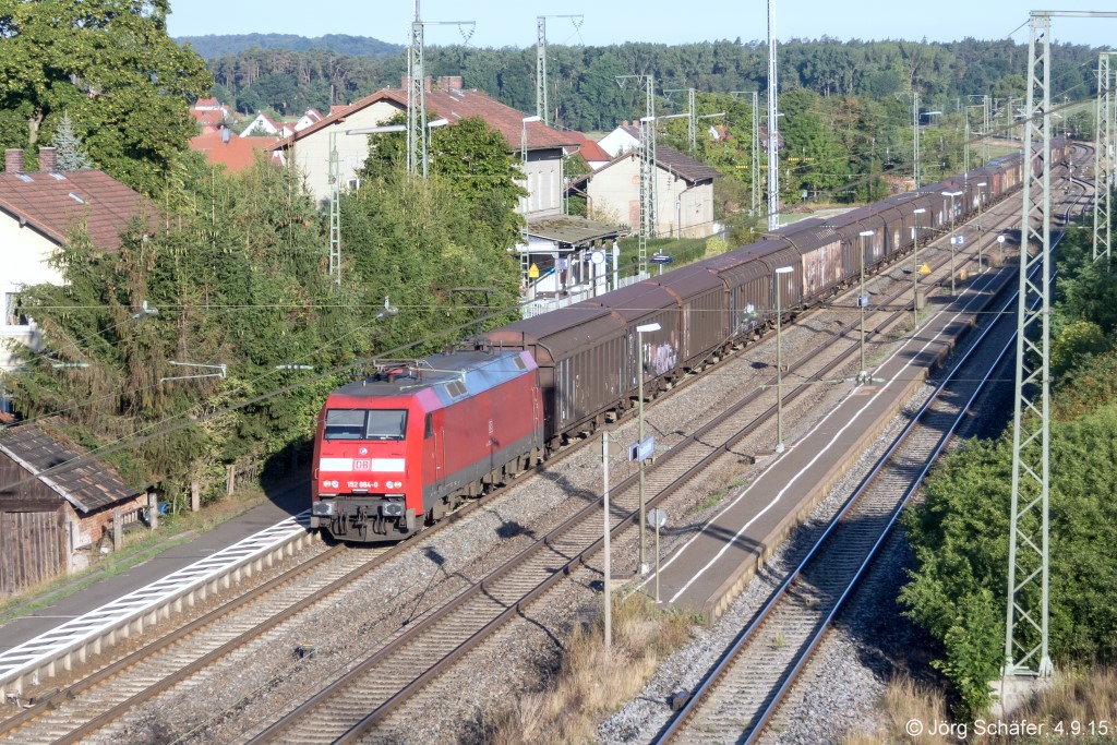 Oberdachstetten, Blick von der Brücke nach Norden auf 152 084 mit Güterzug Richtung Ansbach. (4.9.15)