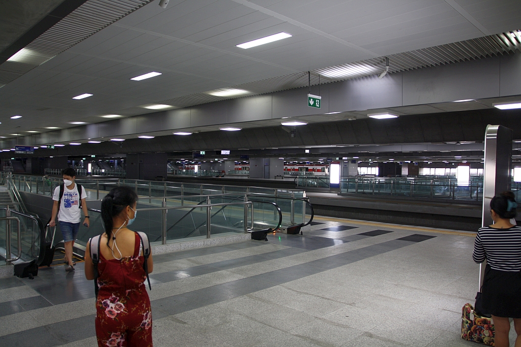 Oberes Ende des südlichen Bahnsteigaufganges zu den Gleisen 3 und 4 der SRTET Bang Sue Grand Station (RN01) am 01.Mai 2022.