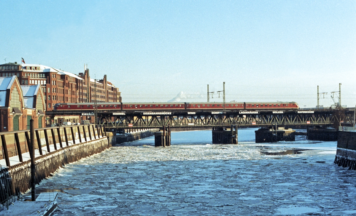 Oberhafenbrcke Hamburg mit 613-Sonderzug (31.12.1996).
