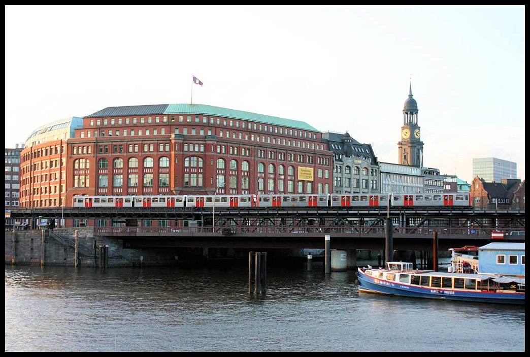 Oberhalb der Binnenhafenbrücke in Hamburg verlässt hier am 26.11.2005 ein U-Bahn Zug der Rheihe DT 2 den Bahnhof Baumwall.
