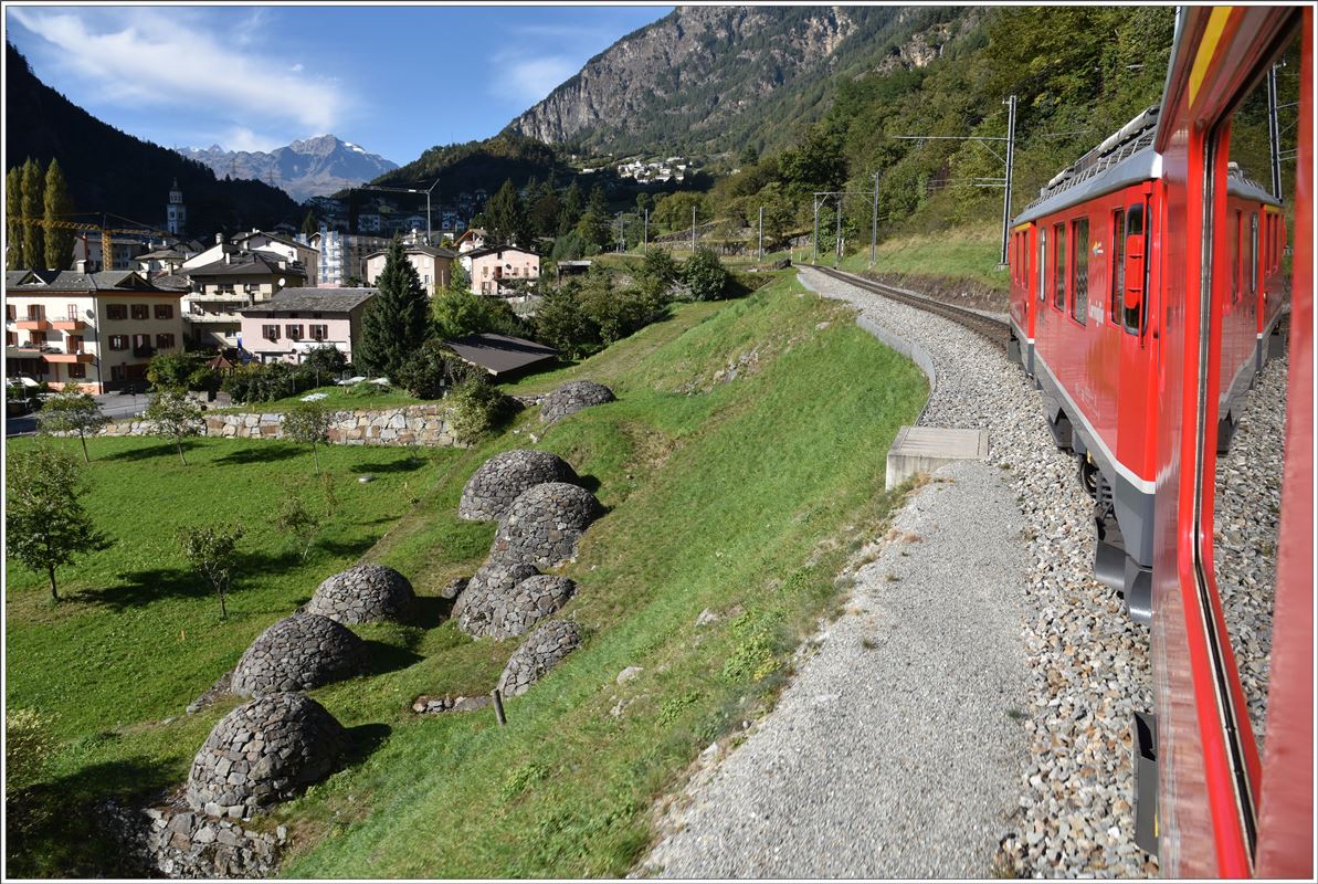 Oberhalb des Kreisviadukt sind am Bahndamm die Crotti von Brusio zu sehen, die früher als natürliche Kühlschränke zur Lagerung von Fleisch, Käse und Wein dienten. (06.10.2016)