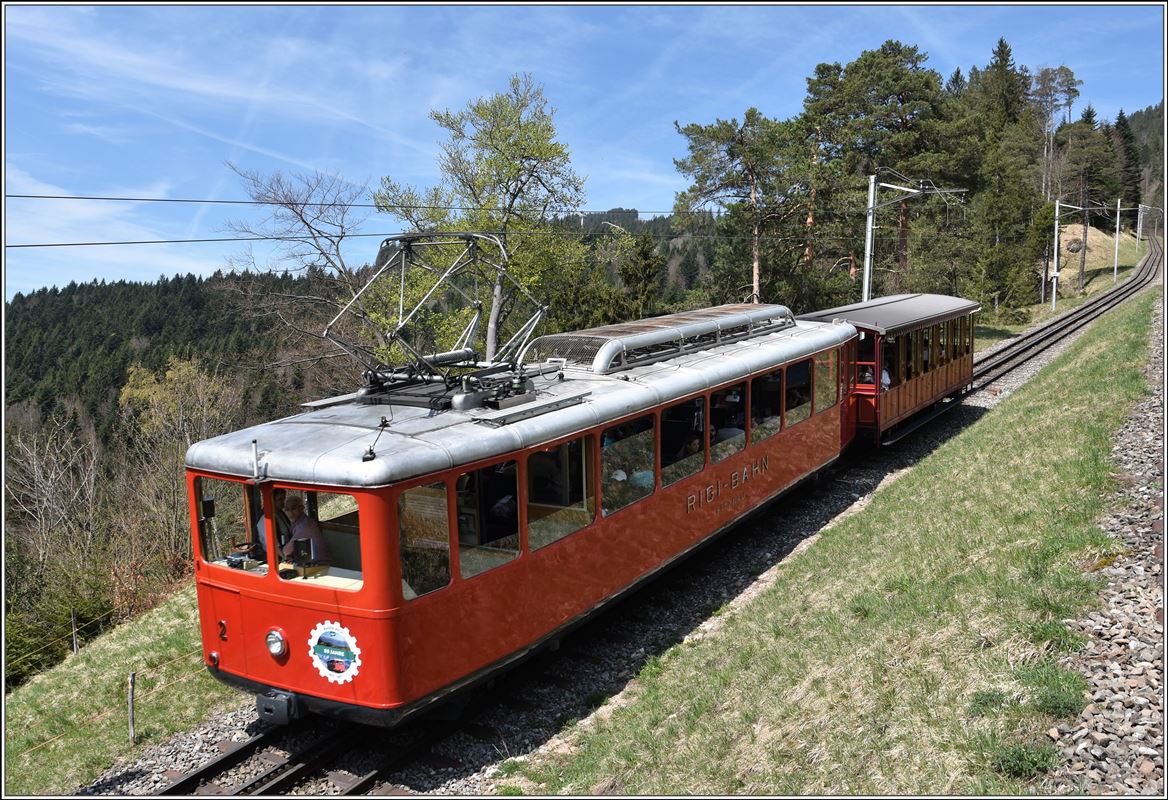 Oberhalb Freibergen begenet uns Bhe 2/4 2 mit Vorstellwagen. (20.04.2018)