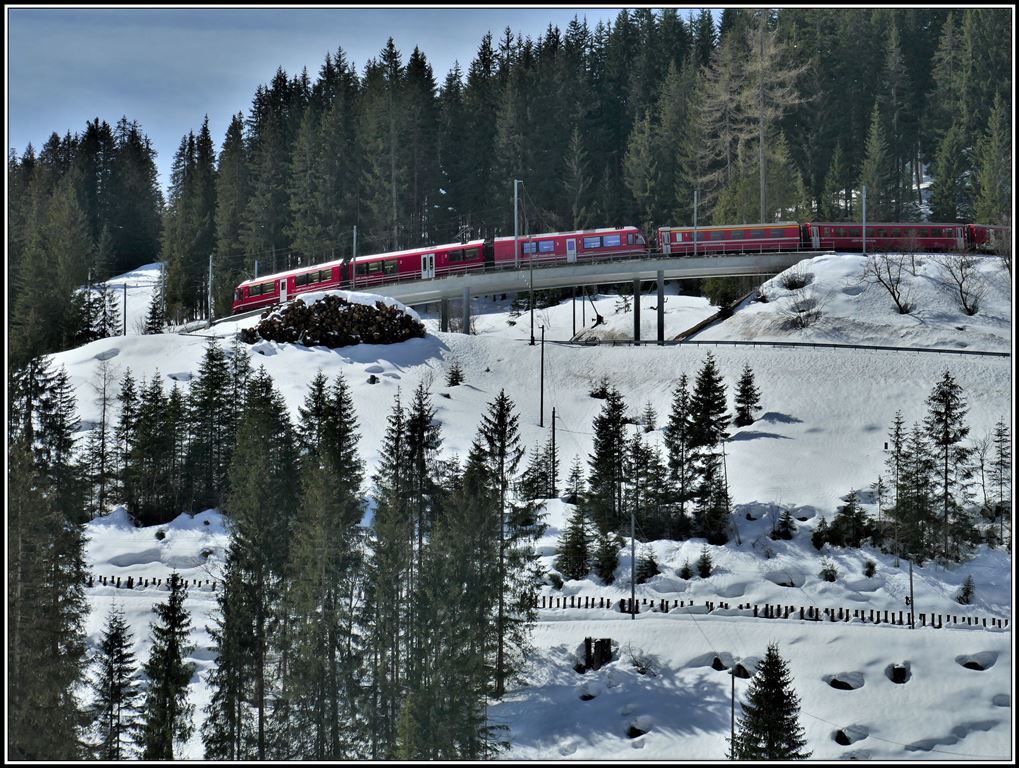 Oberhalb Litzirüti windet sich R1436 mit ABe 8/12 3510 talwärts. (06.04.2019)